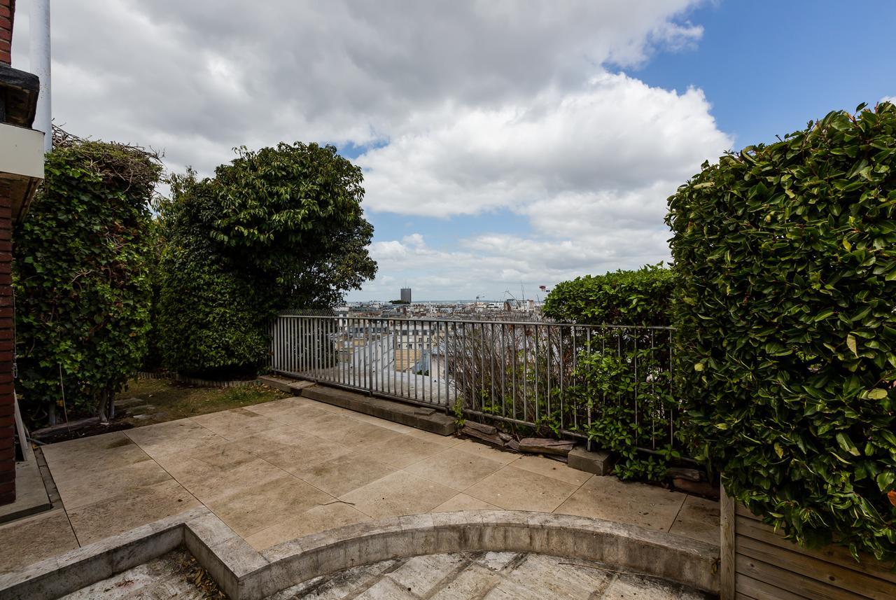 Veeve - At The Doorstep Of Trocadero * Paris